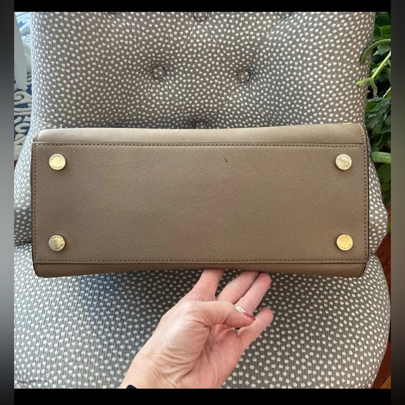 Michael Kors Selma Studded Satchel & Crossbody XL & FREE wallet & LC earrings! - Picture 4 of 10